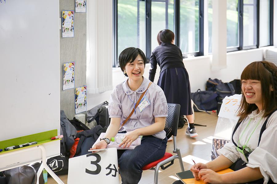 認定NPO法人カタリバ 雲南市教育魅力化コーディネーター 佐藤緑さん　マイプロジェクトスタートアップキャンプ「東北カイギ＠山形」の様子。ファシリテーターと共に高校生たちのグループに入り、自分のやりたいこと「マイプロジェクト」を見つけるディスカッションの促進役を担った