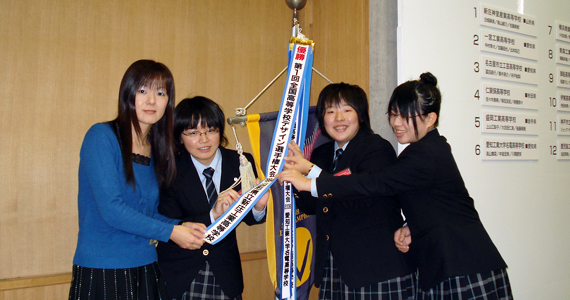 デザセン2007の入賞チームメンバーと。新庄神室産業高等学校の前身「新庄工業高等学校」は、記念すべき第1回大会で優勝を果たしています。そして、松田先生は優勝メンバーのお一人でもあります。