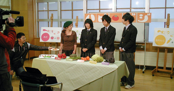 デザセン2009で準優勝した『食べる絵の具 ハピ・ベジ』チームは、朝の生放送番組にも出演。