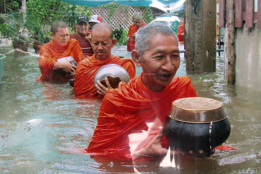 北野博司 #02 タイ 大洪水でも托鉢に歩く僧侶