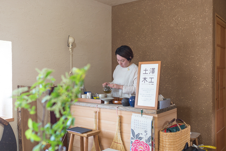 土澤木工・デザイン事務所ペイジ 展示室奥のカウンターでお茶を淹れる土澤潮さん