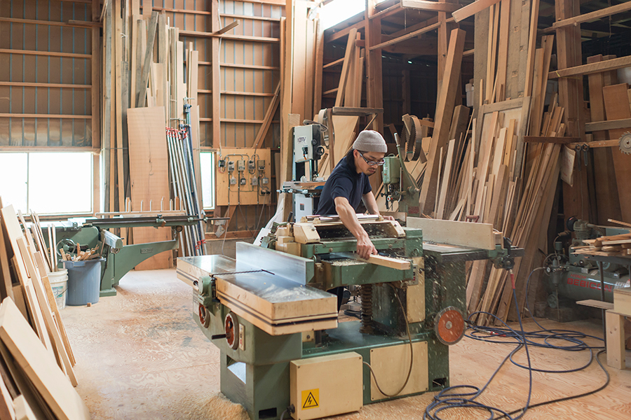 土澤木工・デザイン事務所ペイジ 土澤木工の工房内。大型の工作機が並ぶ。
