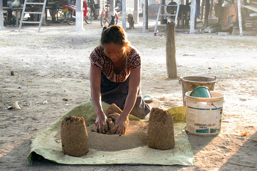 北野博司 #03 ラオス サワンナケート県B村 土器作りをする村の女性