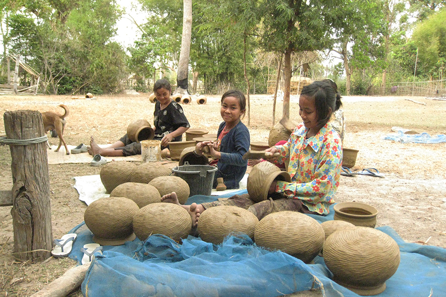北野博司 #03 ラオス中南部サワンナケート県B村 母親とともに土器を作る姉妹