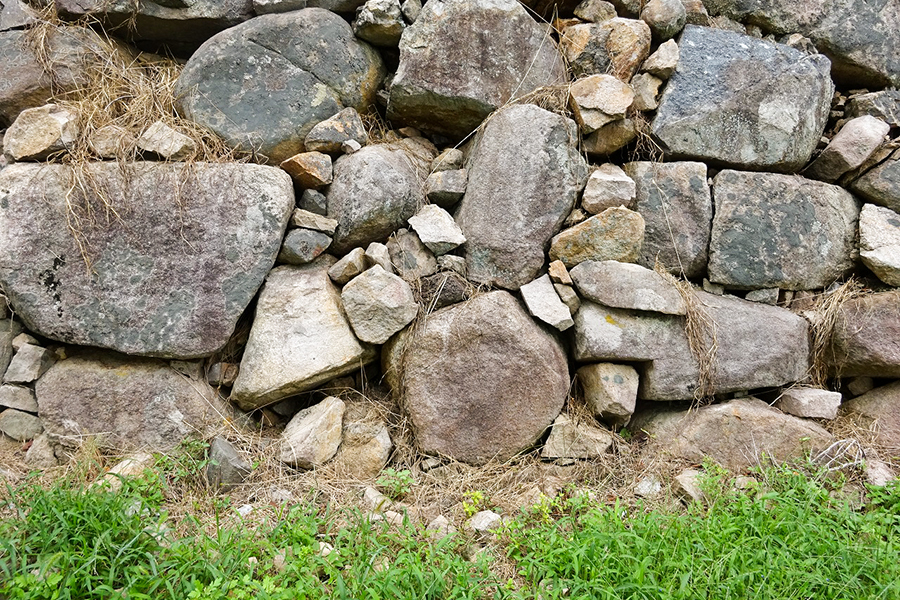 北野博司 #05 石垣の裾には小さな間詰石が多数落下している