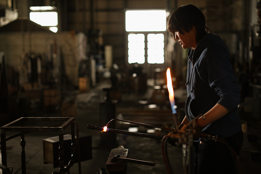 パーツの作品に使用する溶接作業中の近藤さん