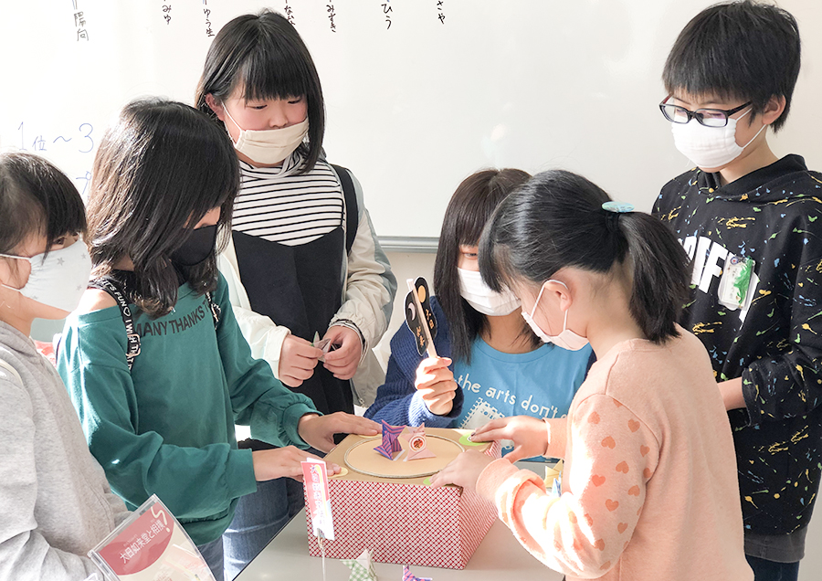 東北芸術工科大学の学生たちが創作したワークショップ「トントン相撲」に参加した小学生の皆さん