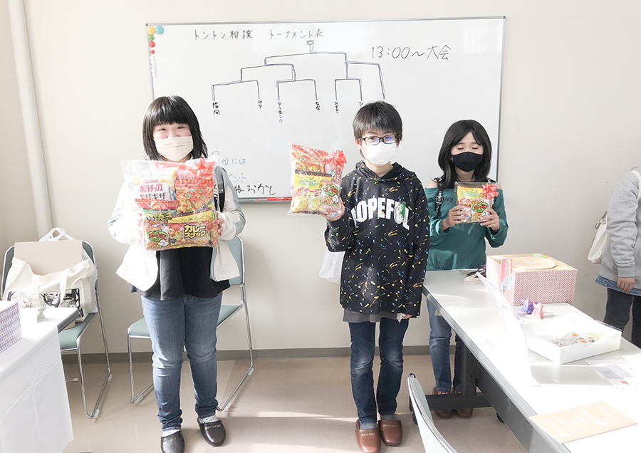 東北芸術工科大学の学生たちが創作したワークショップ「トントン相撲」に参加した小学生の皆さん