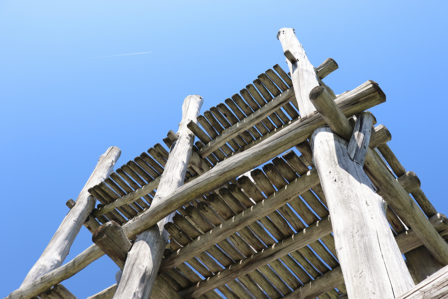 三内丸山遺跡に復元された、大型掘立柱建物跡（おおがたほったてばしらたてものあと）。巨大な栗の木柱による六本柱の建物／世界遺産登録を目指す「北海道・北東北の縄文遺跡群」