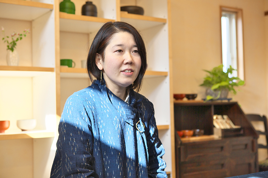 彩木工房まるもん屋 漆芸家 木地作家 早川美菜子さん インタビュー中の様子