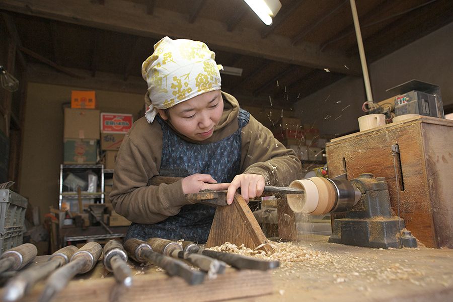 彩木工房まるもん屋 漆芸家 木地作家 早川美菜子さん 木工ろくろで木地を挽く様子