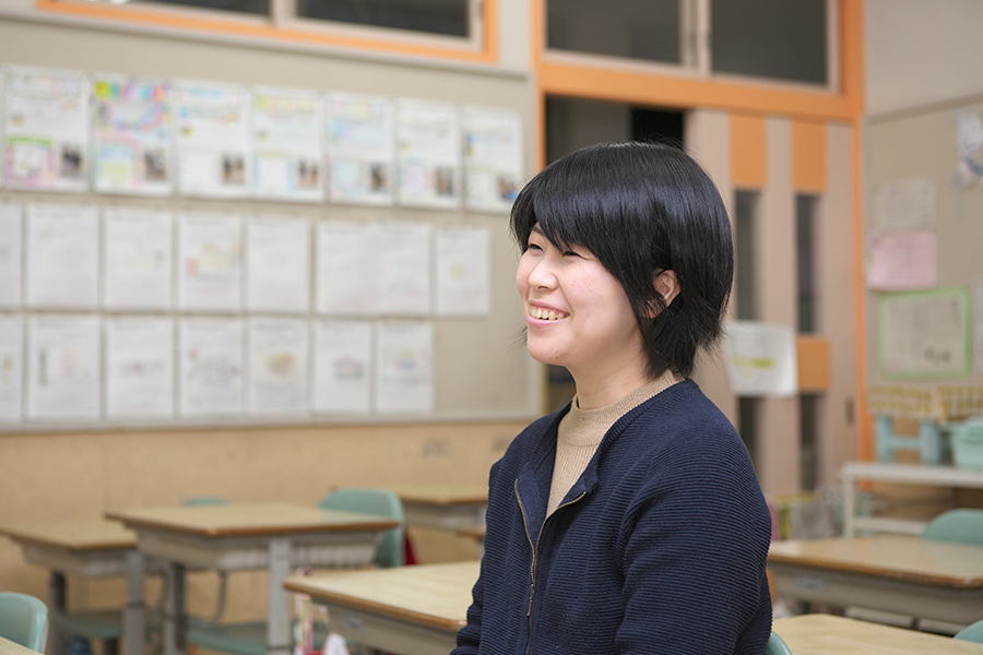 日本画コース卒業生で小学校教諭の小見七望さん インタビュー中の様子
