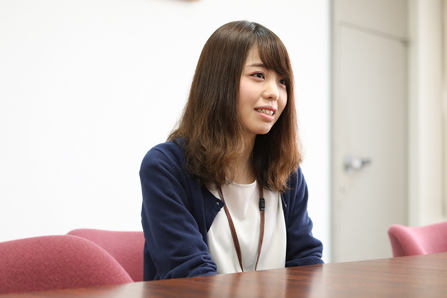 寒河江市美術館 美術館専門員 白田歩香さん　インタビュー中の様子