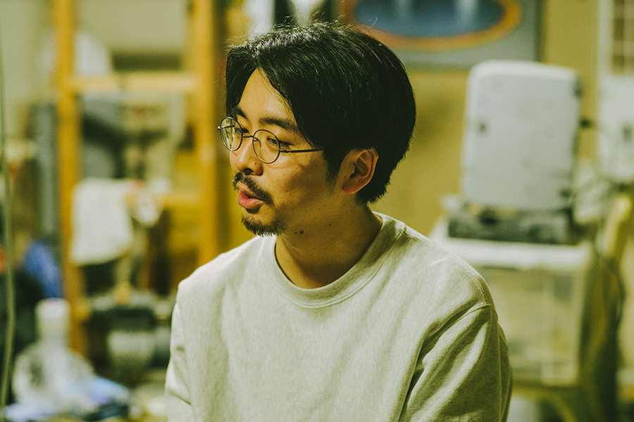 コナミデジタルエンタテインメント勤務 町田太一さん アトリエにてインタビュー中の様子