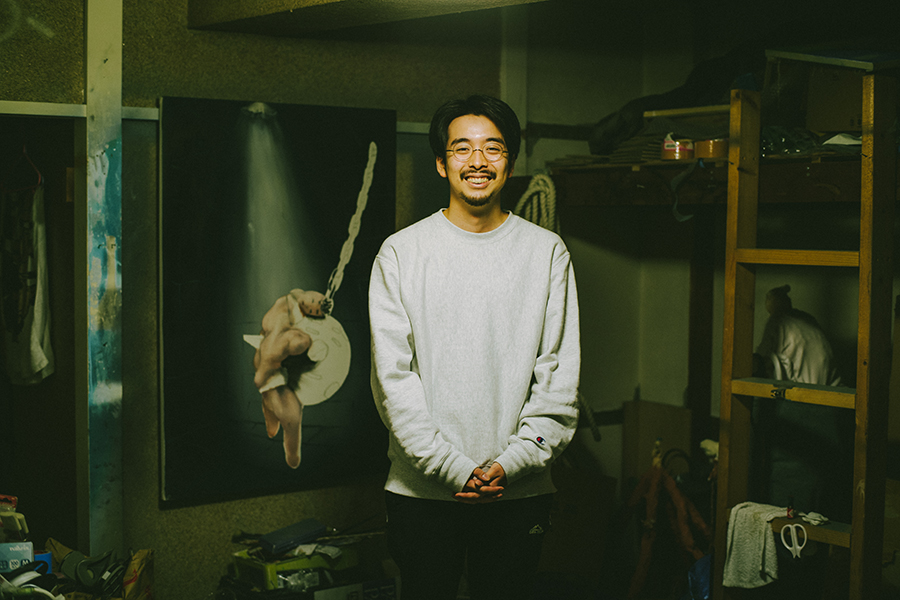 コナミデジタルエンタテインメント勤務 町田太一さん アトリエにてインタビュー中の様子