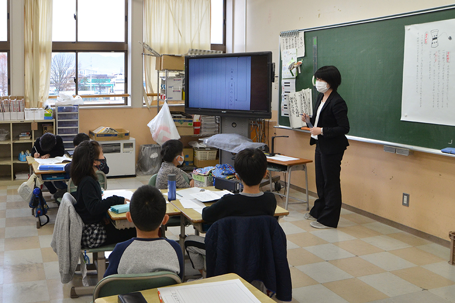 日本画コース卒業生で小学校教諭の小見七望さん 小学校2年生の国語の授業をする様子