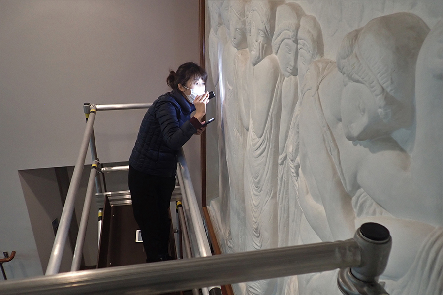 森絵画保存修復工房 文化財修復士 齊藤実花さん 東京都美術館で行った、石膏レリーフ作品（ジョゼフ=アントワーヌ・ベルナール 《舞踏》）の洗浄作業