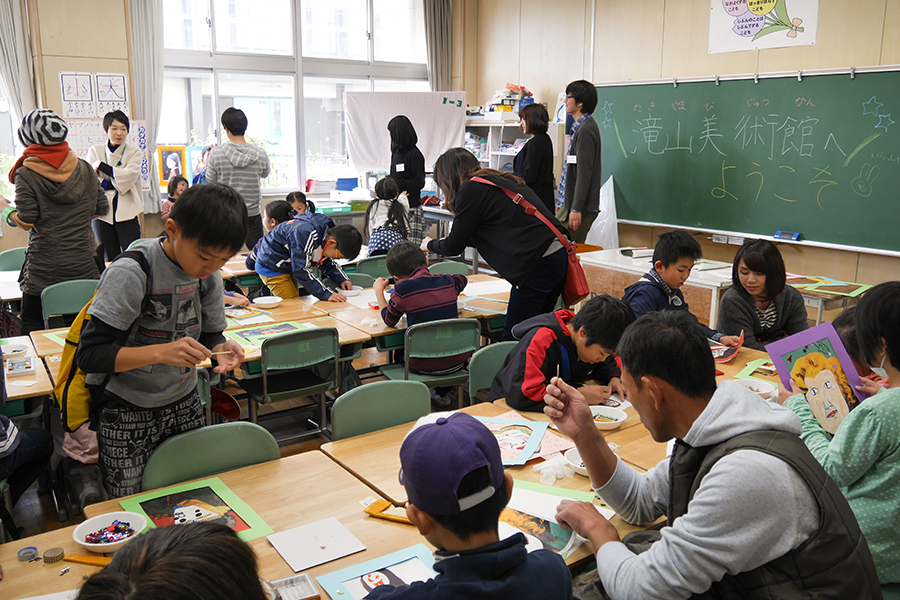 寒河江市美術館 美術館専門員 白田歩香さん　在学時代に山形市立滝山小学校「ふれあい体験楽校」で行ったワークショップの様子