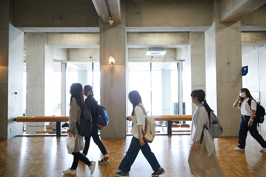 東北芸術工科大学 臨床心理士 今野仁博（こんの・よしひろ）准教授へのインタビューの様子