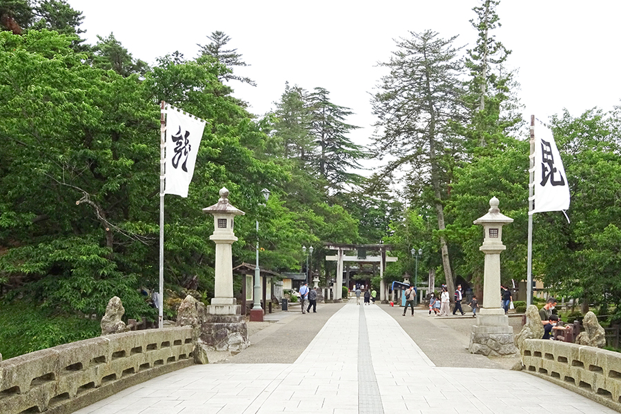 北野博司 #09 米沢城跡本丸の景観。舞鶴橋を渡るとまっすぐ伸びる上杉神社の参道と一の鳥居が見える