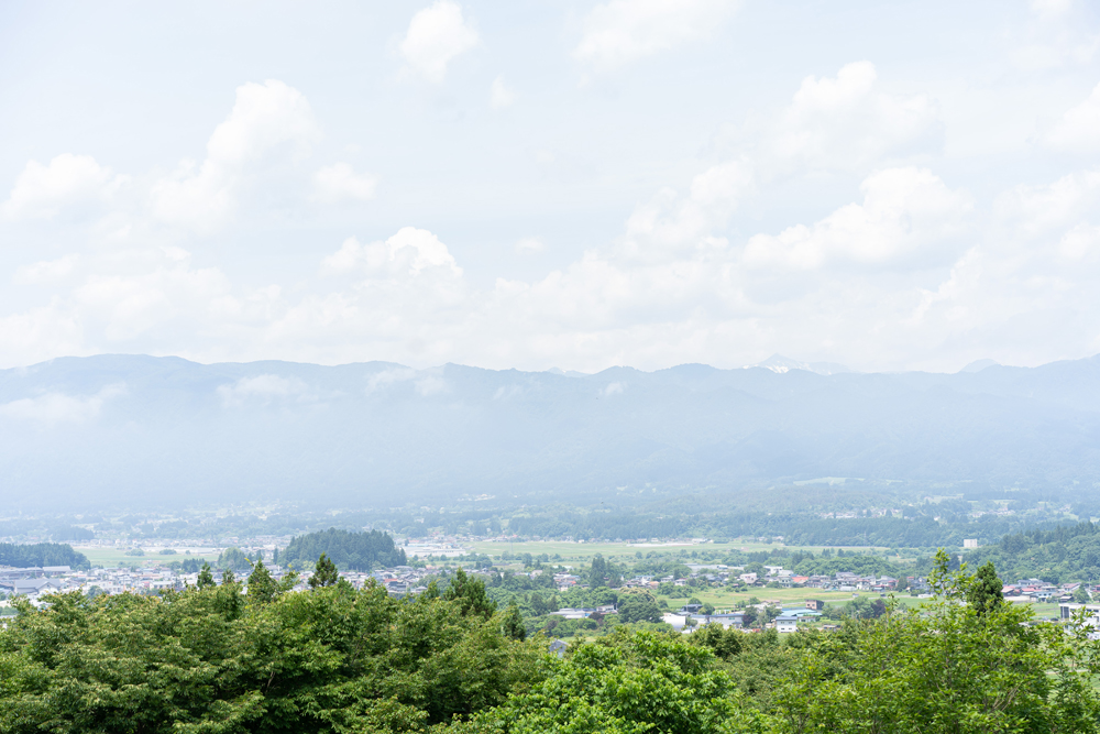 株式会社とみひろ 養蚕部 兼 広報部 星美沙子さん 山形県白鷹町の丘陵に位置するとみひろ養蚕所からの眺望