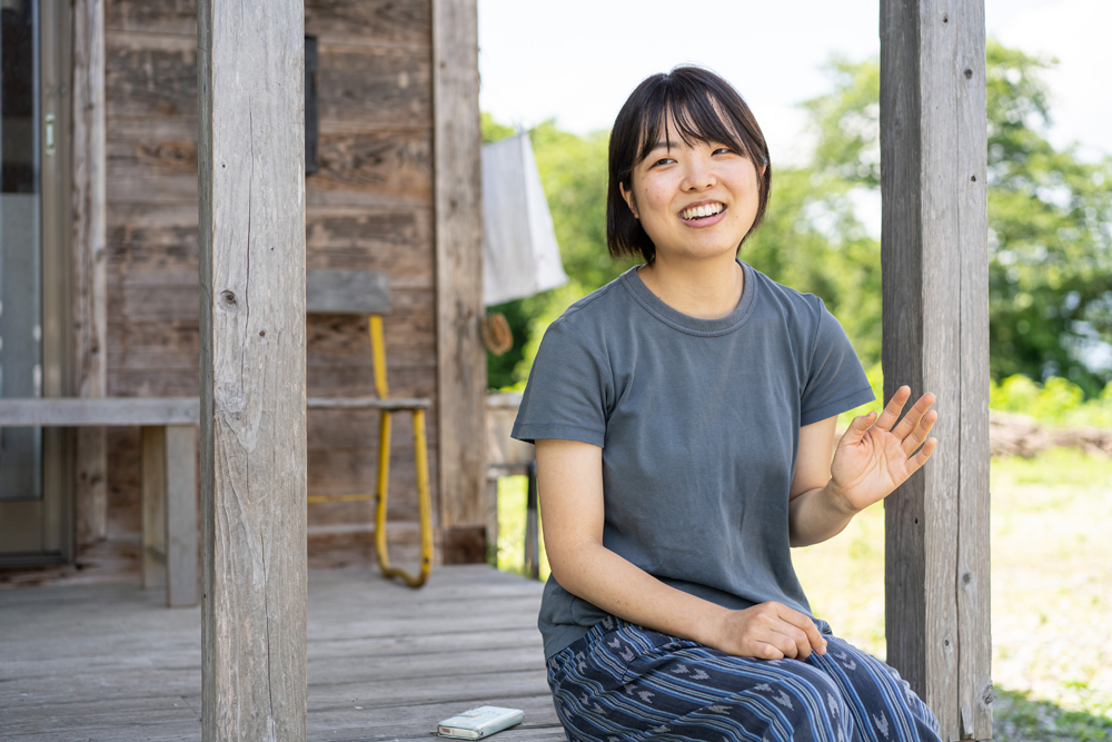 株式会社とみひろ 養蚕部 兼 広報部 星美沙子さん インタビュー中の様子