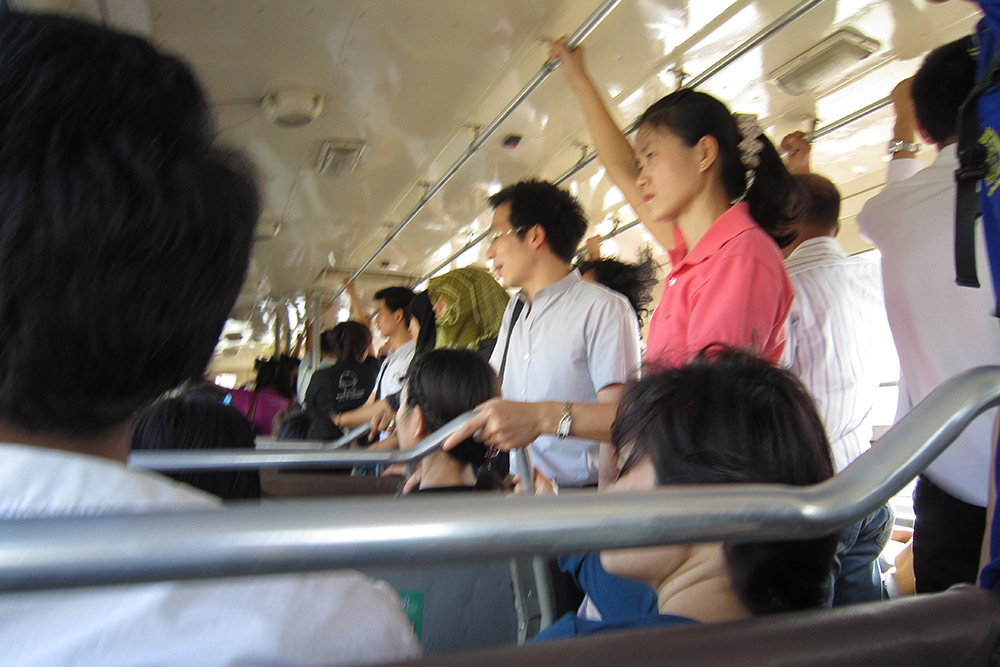 北野博司 #10 北の旅、南の旅　タイ・バンコクの高速道路を走る路線バスでは、お客さんが吊革につかまって立っているというのが普通