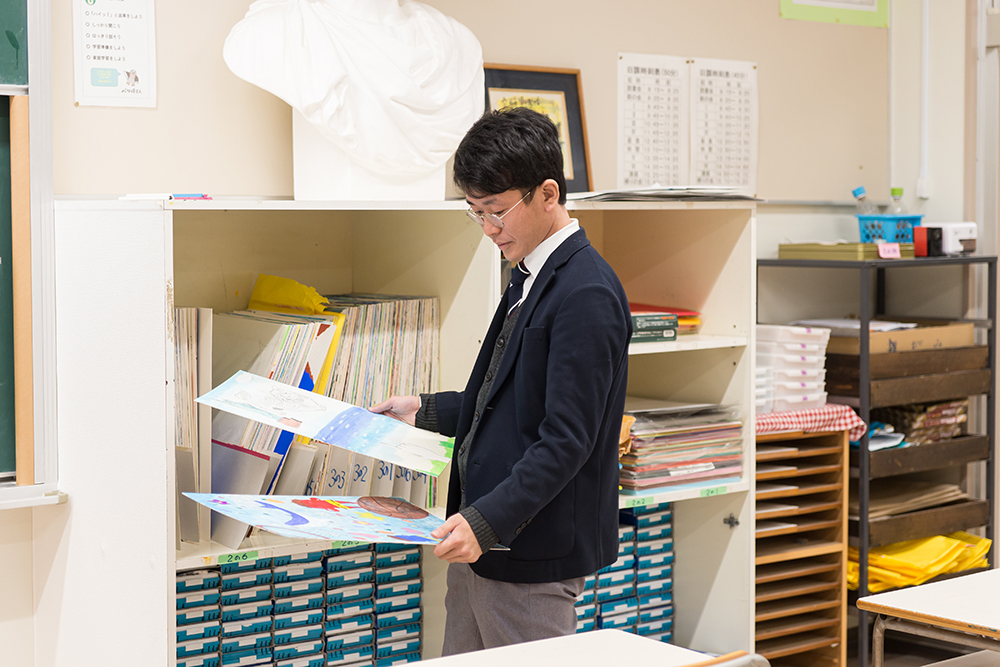 宮城県 大崎市立古川中学校教諭 千葉悠平さん 生徒の作品を観る様子