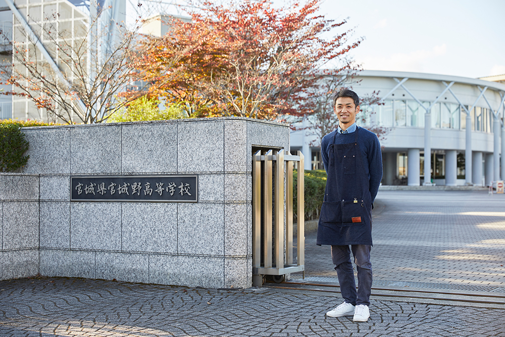 宮城県宮城野高等学校 針生卓治さん 校門前にて針生さん