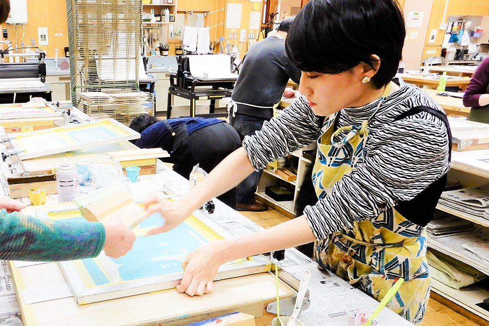 札幌芸術の森美術館 版画工房 平野有花さん 利用者の方と平野さん