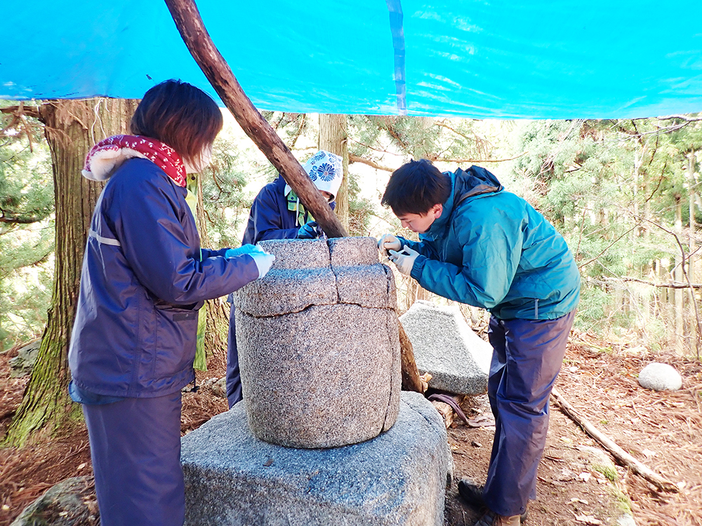 元興寺文化財研究所 金澤馨さん 石造物「宝塔」の修復の様子