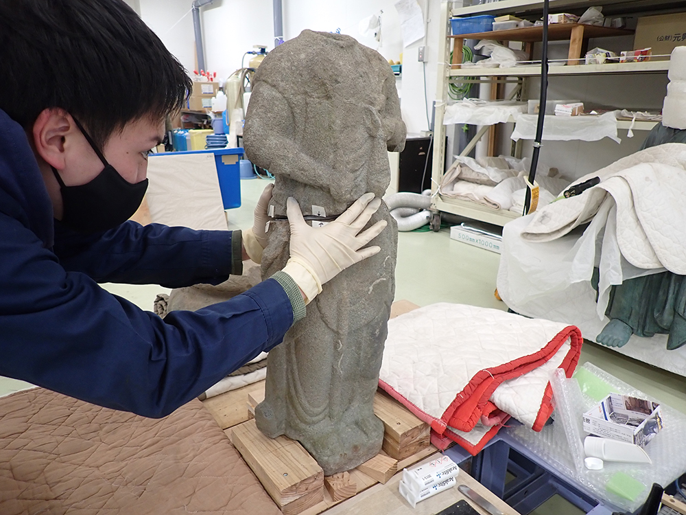元興寺文化財研究所 金澤馨さん 石造十一面観音立像を修復する金澤さん