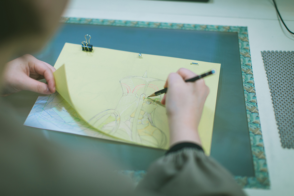 Production I.G 量山祐衣さん 作画監督の量山さんは黄色の用紙に修正指示を書き込んでいく