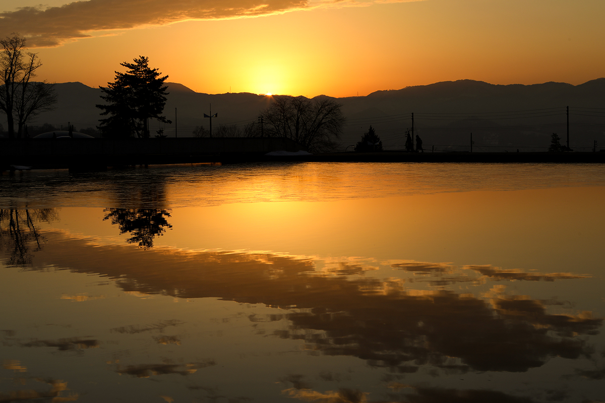 美術科 日本画コースをレポート／芸工大名物の夕日は、眼前に広がる空一面を真っ赤に染め上げる