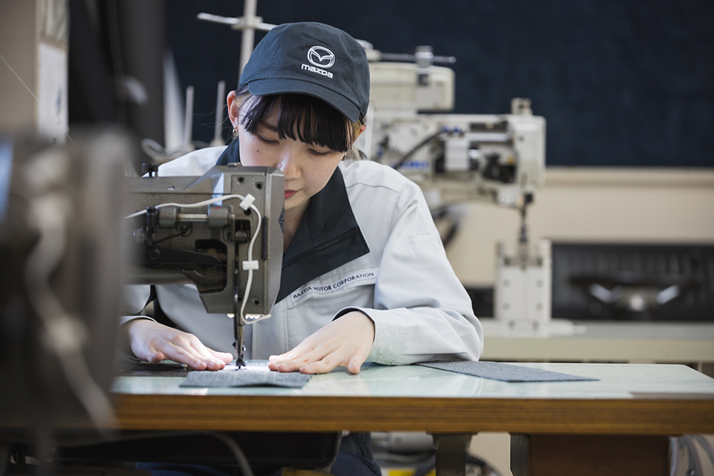 マツダ株式会社 田中咲季さん 作業中の田中さん