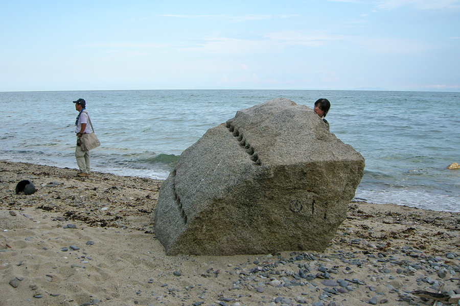 北野博司 #11 旅の宿 小豆島の海岸に点在する大坂城の石垣用石材。ここは福岡藩黒田家の採石場があった場所