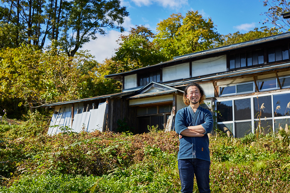 くらしの金具・里山 牧野広大さん 工房前に立つ牧野さん