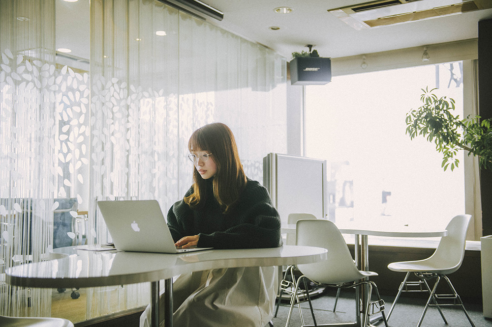 株式会社パラドックス 奥山千遥さん お話をされる奥山さん