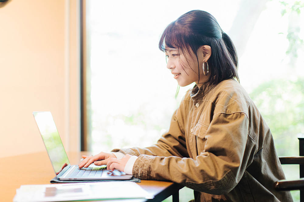 京屋染物店 佐久間蒼さん PCに向かう佐久間さん