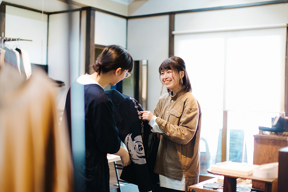 京屋染物店 佐久間蒼さん 店内で業務中の佐久間さん