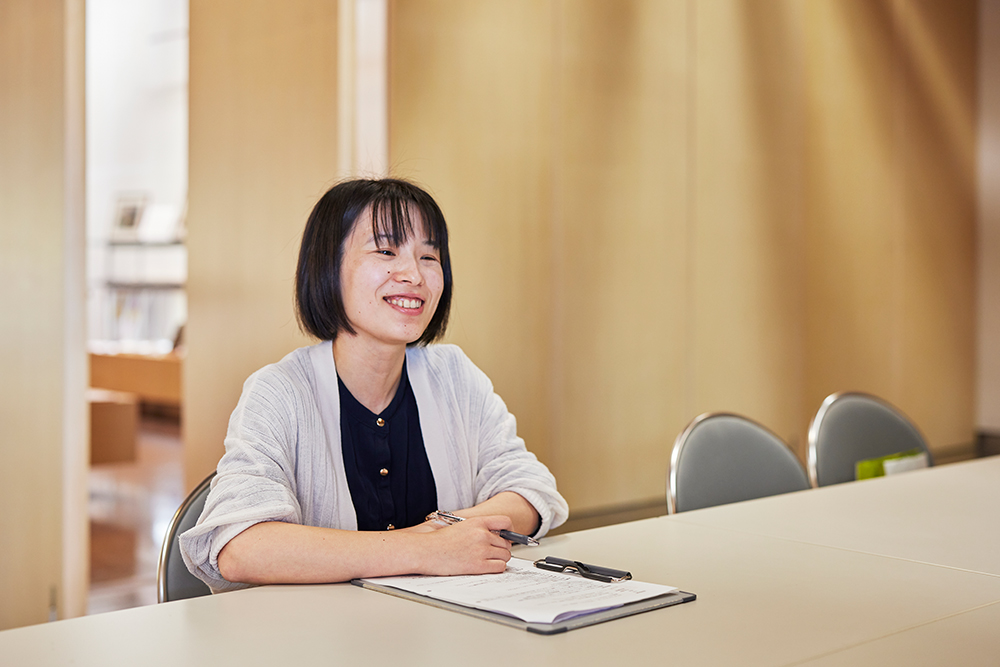 馬頭広重美術館 山内れいさん お話をされる山内さん