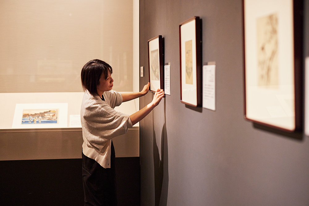 馬頭広重美術館 山内れいさん 業務中の山内さん