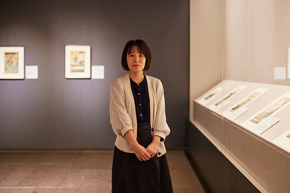 馬頭広重美術館 山内れいさん 展示室にて、山内さん