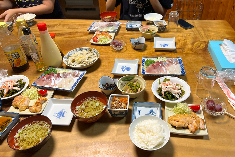 北野博司 #14 香川県小豆島にある民宿での夕食。新鮮なアカハナ（かんぱち）の刺身が並ぶ。