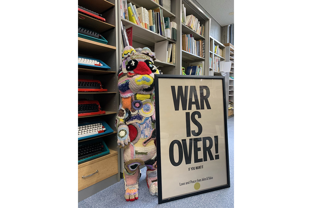 研究室にある「War Is Over」