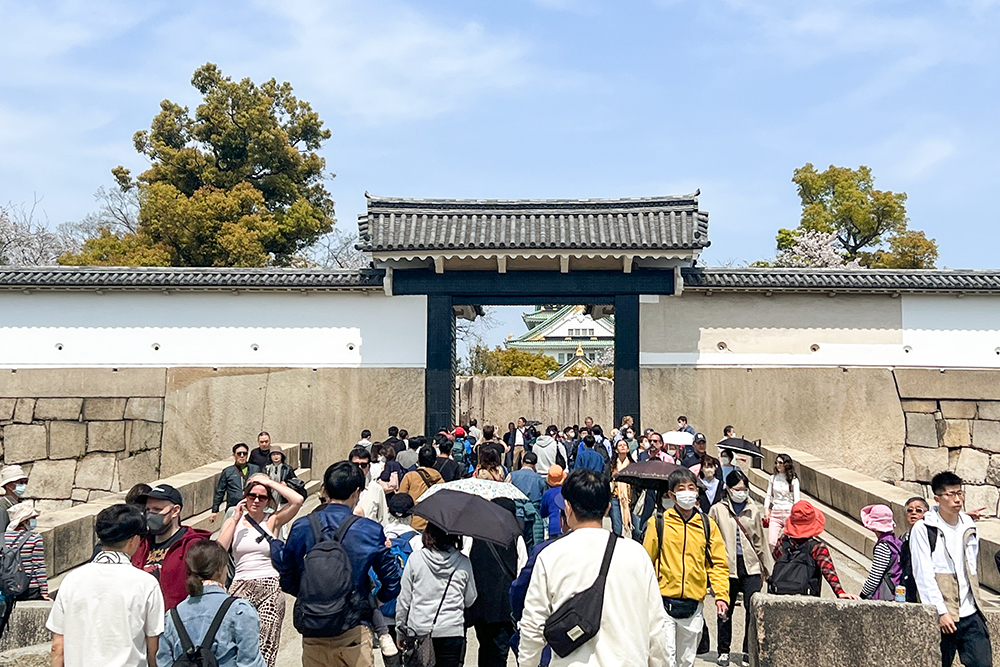 北野博司 #15 大阪城桜門の人混み。3月末、マスクをしている人は少ない。