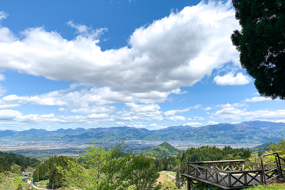 東北芸術工科大学を遠く西から眺める連休の風景