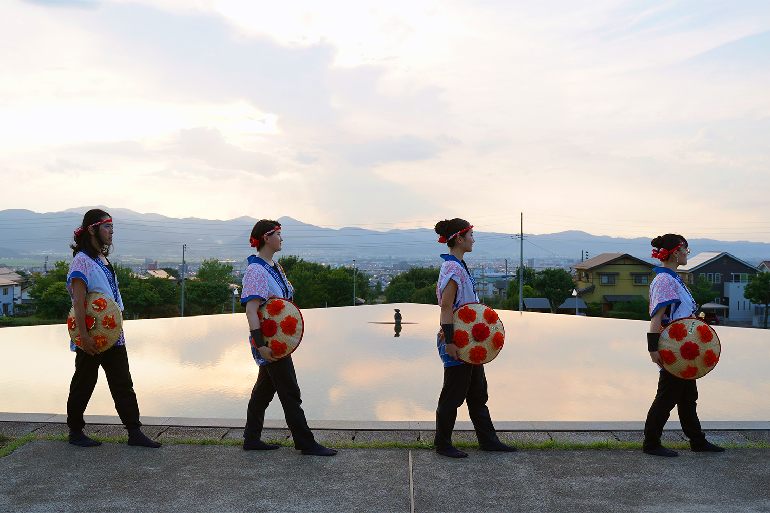 パレードに向けて出発（東北芸術工科大学でアビーロード風）