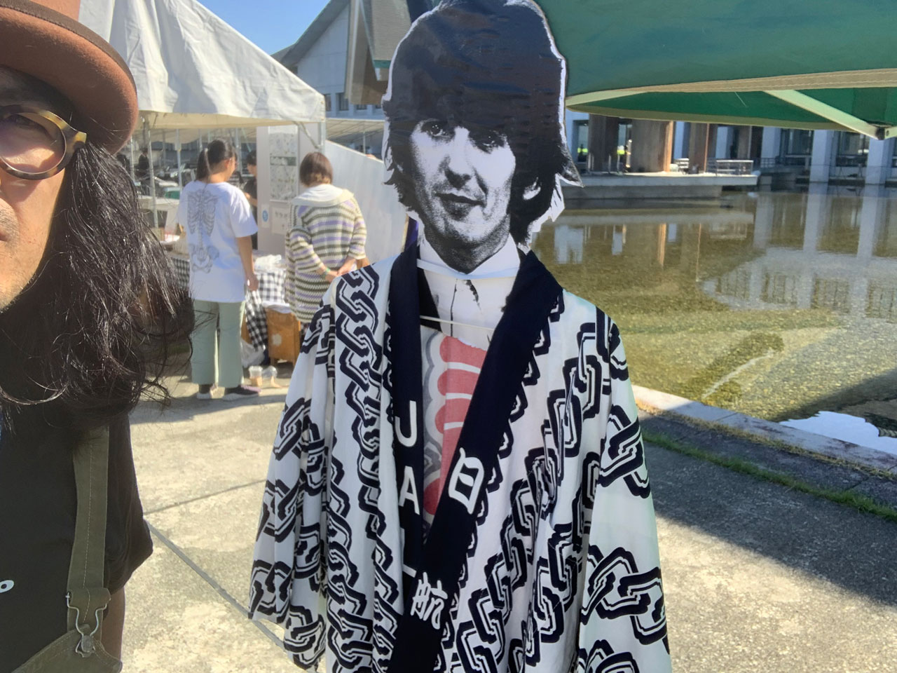 看板ボーイと筆者 また来年の芸工祭でお会いしましょう!