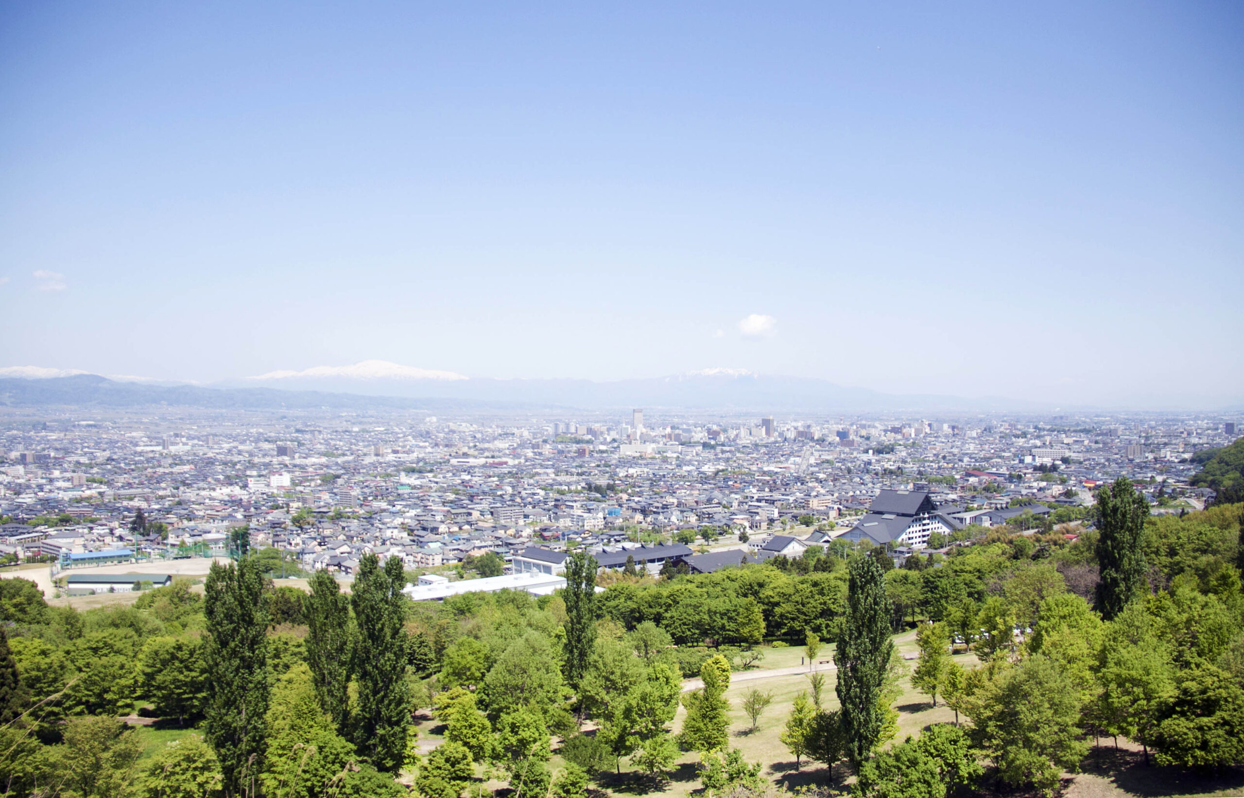 悠創の丘から見える芸工大と山形の街並み